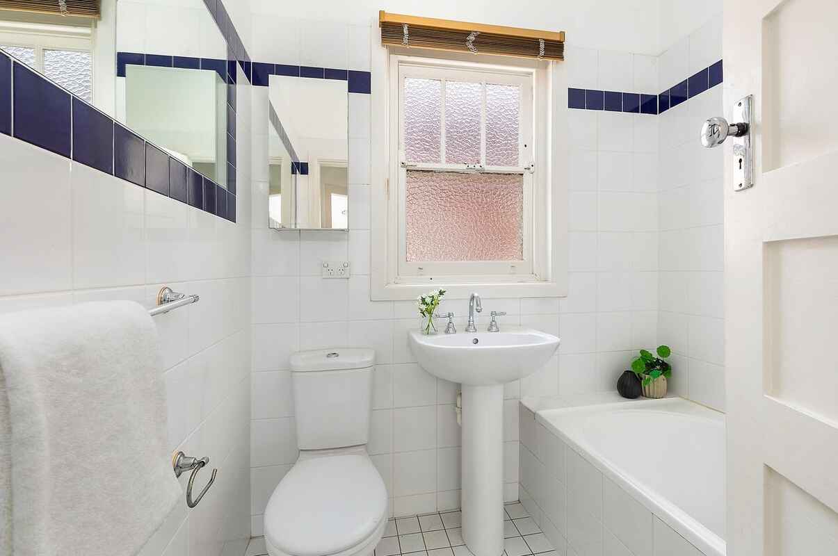 1/8 Loftus Cres Homebush