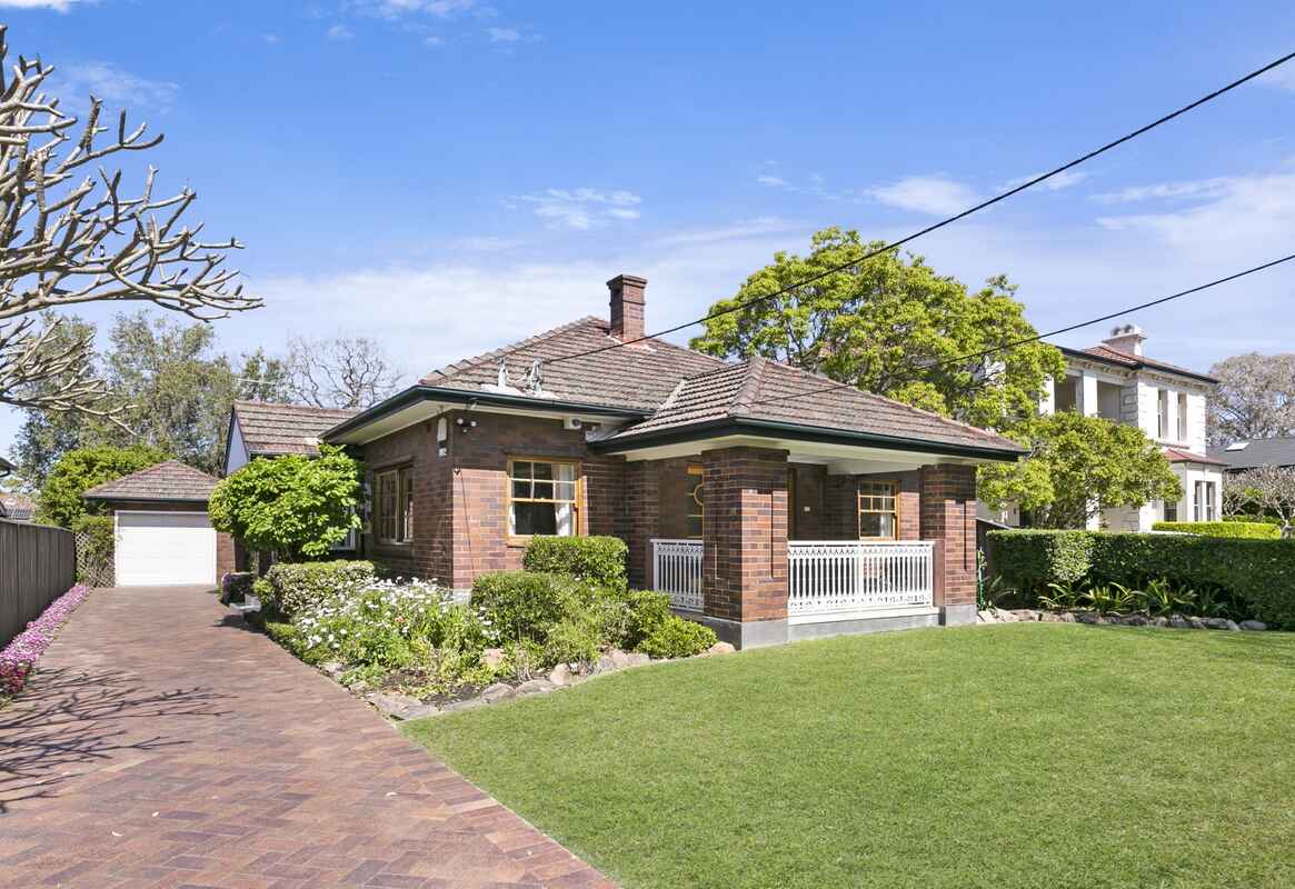 SPACIOUS FAMILY HOME ON 815m2 block.